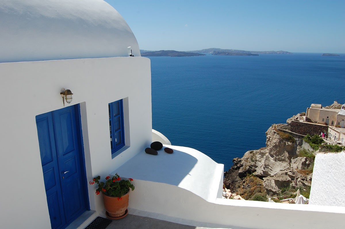 The Dreamy Cycladic Architecture of White and Blue